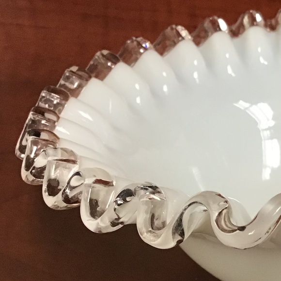 Fenton Vintage RARE White Ruffled Glass Vase - Picture 6 of 6